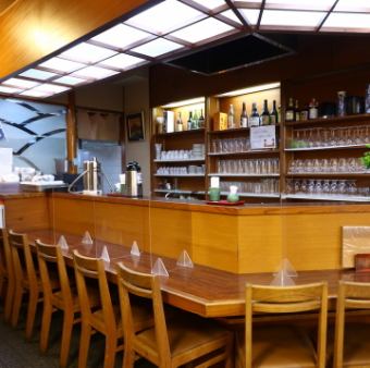 1階居酒屋スペースにあり、お一人様でも気兼ねなくご利用いただけます◎仕事終わりのお食事や、さっと立ち寄って飲む「ちょい飲み」に最適です。