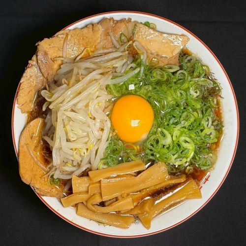 特色中式面条，上面放有各种配料