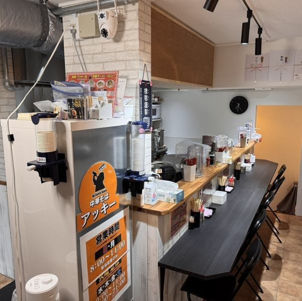 店内は全部で7席、うちカウンターが5席という小さな空間です。こぢんまりとしていながらも温かみがあり、調理の音や香りを間近に感じながら落ち着いて過ごせます。お一人様でも自然になじめ、少人数で肩を並べれば会話も弾む居心地のよさが魅力。大きなお店にはない距離感で、特別なひとときをお楽しみください。