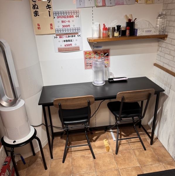店内はカウンター5席とテーブル2席の計7席。カウンターでは臨場感や一体感を、テーブルではゆったりと落ち着いた時間を楽しめます。お一人様も少人数の仲間同士も自然になじめる空間で、気取らずに食事を満喫できるのが魅力。小さなお店だからこそ味わえる温かさと心地よさを大切にしています。