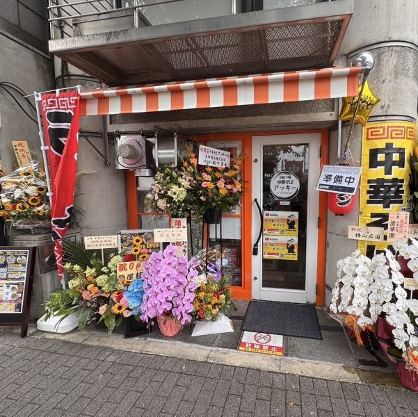 京都・北大路の落ち着いた通りにあるラーメン店。店内はカウンター5席とテーブル2席の計7席で、ほどよい距離感が心地よさを生み出します。調理の様子や立ちのぼる香りを感じながら味わう醤油ラーメンは格別。お一人でも少人数でも自然に過ごせる、親しみやすい空間です。
