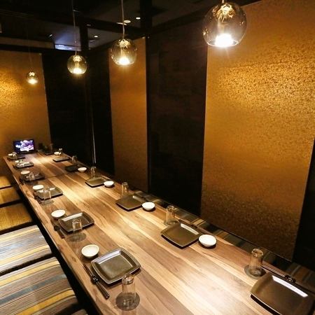 【個室完備】 ご宴会は『楽蔵 郡山駅前店』にお任せください！大人数様向けの大型個室では、ゆったりとした楽しいひと時をお過ごしいただけます。中小規模のお食事にピッタリの個室もご用意しているので、ご家族でのご利用や仲間内の飲み会にも。