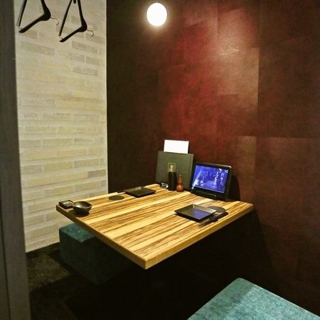【デート・女子会にも】店内は和モダンでくつろげる空間。落ち着いた雰囲気の個室でゆったりとお過ごし頂けます。デートや記念日、接待などプライベートな飲み会にご利用ください。疲れた足を伸ばしながらお食事をお愉しみいただけます。
