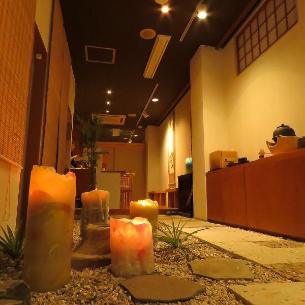 ビルの中とは思えない、居心地のいい和空間となっています。【茶酒和庭】の店名にふさわしい庭園や掛け軸、生け花といった和ごころあふれる光景は、きっと日々の疲れを癒してくれるはず◎そんな清潔感漂う明るく開放的な空間は、家に帰ってきたような雰囲気のような雰囲気があるのも魅力。リラックスしてお過ごしください♪