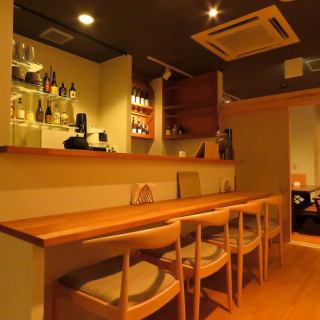 落ち着いた雰囲気が魅力的なカウンター席をご用意しています。お一人様利用も大歓迎です。駅からも近いため、お買い物帰りやお仕事帰りにふらっと立ち寄っての1杯やご夕食にも最適。また初めてのいきつけにも◎美味しいお料理とお酒をご用意してお待ちしておりますので、ぜひお気軽にお立ち寄りくださいませ。