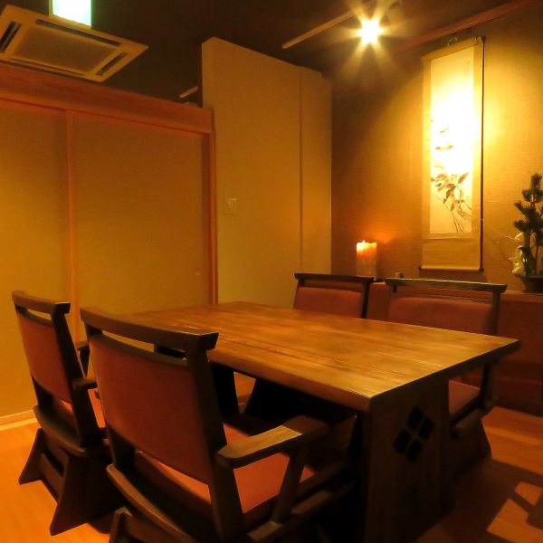 【個室】 店内の奥には2～4名様でご利用可能な個室もご準備しております。ご接待や記念日のお祝いでのお食事などプライベート感を大事にできる空間をご提供いたします。ご出張やご観光などでいらした際にもオススメです。周りを気にすることなく楽しいひとときをお過ごしいただけます。