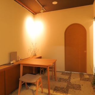 明るい店内には1～2名様席×2卓のテーブル席をご用意しています。ご利用人数に合わせて、お気軽にお尋ねください。清潔感漂う明るく開放的な店内で楽しいひとときを♪夜も22:00まで営業していますので、ご来店お待ちしています！