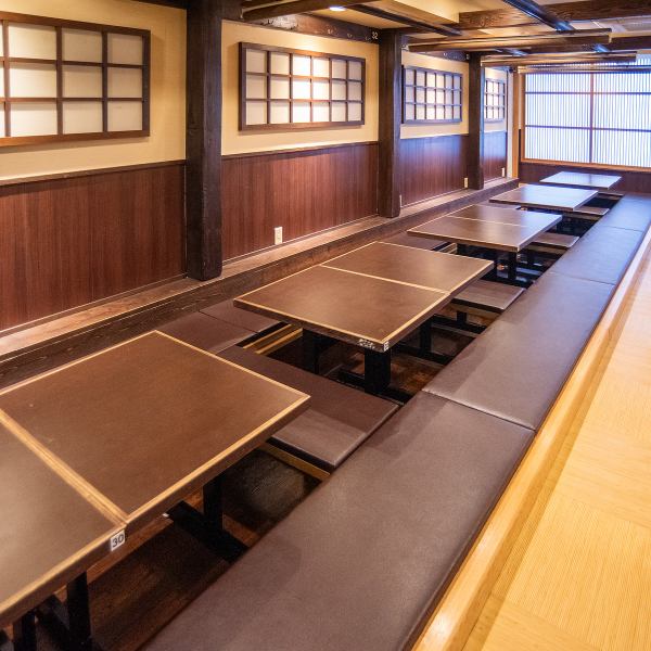 木のぬくもり溢れる広々とした店内には、多彩なお席をご用意。ご家族やご友人との団らんに最適なテーブル席のほか、接待やおもてなしといった特別なシーンにふさわしい、ゆったり寛げる掘りごたつ席も完備しております。帯広で自慢の焼鳥を囲みながら、用途に合わせて心温まるひと時をお過ごしください。