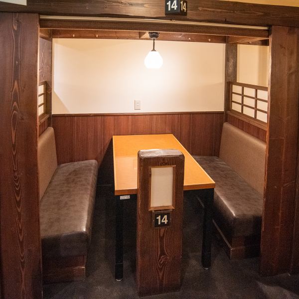 すべてのテーブル席はロールカーテンで仕切れる半個室仕様となっており、周囲の視線を気にせずプライベートな時間を過ごせます。落ち着いた空間は、大切な方とのデートや、気兼ねなく楽しみたい友人同士の集まりに最適です。帯広の夜、美味しい料理と共にゆったりと語らいの時間をお楽しみください。