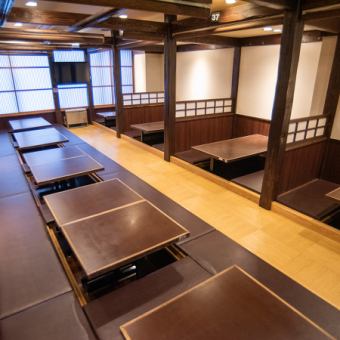 靴を脱いでゆったり過ごせる掘りごたつ席を完備。4～6名様用があり、お席を繋げれば最大25名様までの団体利用にも対応いたします。周囲を気にせず快適に寛げるのが魅力。少人数の集まりから大人数の宴会まで幅広く活用いただけます。