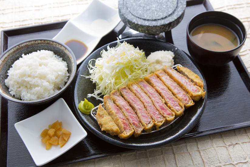 【麦とろ牛カツ定食】 柔らかな肉の食感を楽しむ調理法。