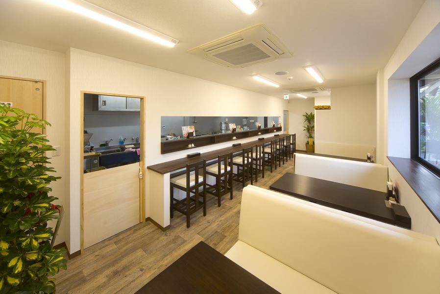 BOX席やカウンターなど、用途に合わせてご利用いただけます。仕事終わりやお買い物帰りにぜひお立ち寄りください。