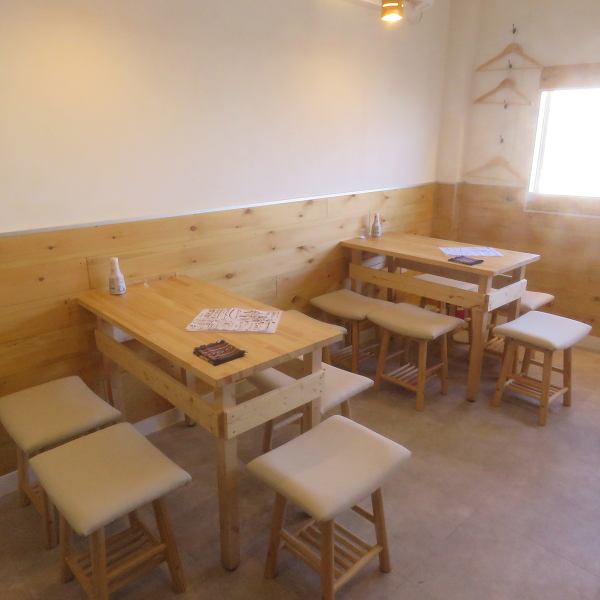 サクッと一杯の「ちょい飲み」に嬉しいカウンター席や、少人数での集まりに使いやすいテーブル席をご用意！明るく開放的な木の空間はお子様連れのファミリーも安心してお食事を楽しめます◎蕨の路地裏にひっそり佇む隠れ家食堂で、お腹も心も満たされるアットホームな夜をお過ごしください♪