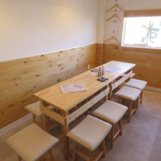 テーブル席は繋げて最大10名様までご利用可能です。