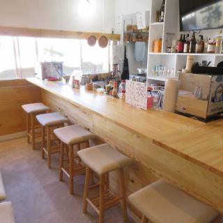 仕事帰りのちょい飲みやご夫婦での利用に最適なカウンター席。