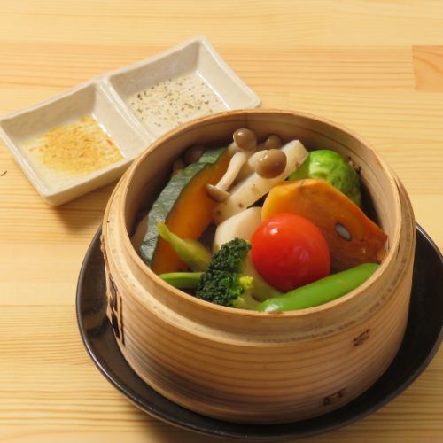 旨み凝縮！蓋を開けて感動『彩り野菜のせいろ蒸し』は特製スパイスや塩で味変も楽しめるヘルシーな逸品♪
