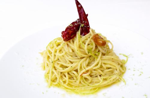 Peroncino spaghetti with parmigiano and domestic lemon