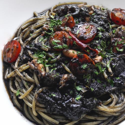 紋甲いかとチェリートマトのイカ墨パスタ