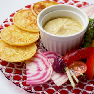 女王レジーナのフムス&ブリニ