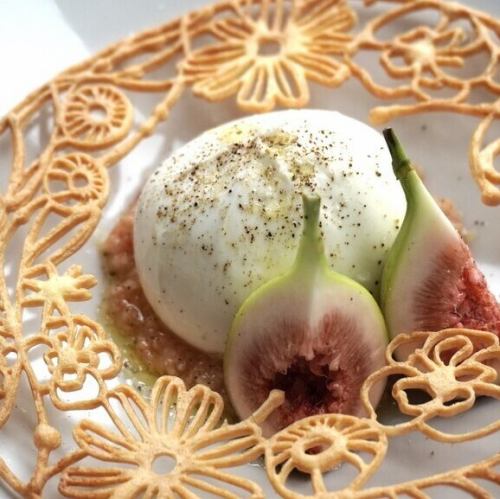 ブラッターチーズと季節のフルーツのカプレーゼ