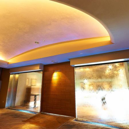 全館、水をモチーフにした魅惑の空間
