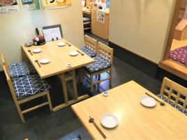 A table for 4 people.Reservations for up to 8 people can be used as one table.