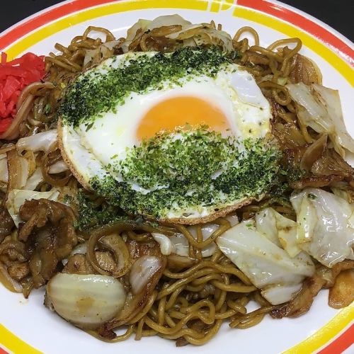 目玉焼きのせ焼きそば