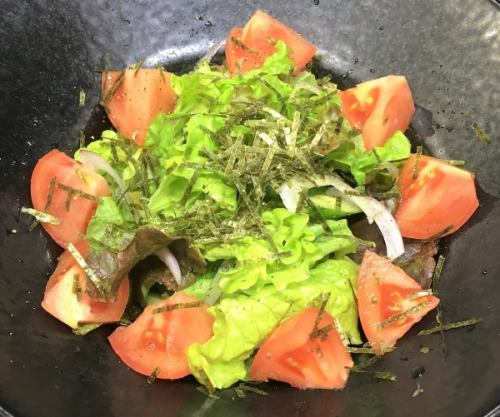 咸番茄和生菜/黄瓜 Darechoregi 沙拉