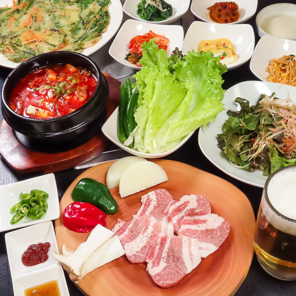 Order one food or alcoholic beverage and enjoy all-you-can-eat kimchi, namul, and three daily side dishes!