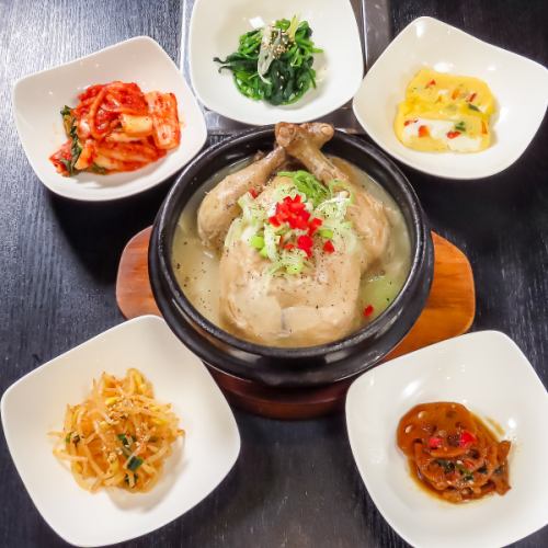 Hot and delicious samgyetang