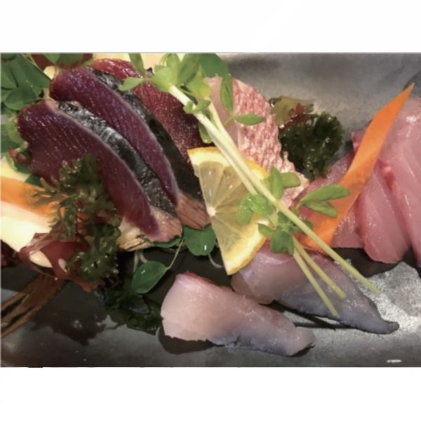 [Fresh! Fresh fish! The best snack to go with sake!!] Five kinds of fresh fish sashimi! Next to Kamata Station!