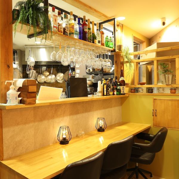 【カジュアルでリラックスした空間】ご友人やご家族などと気軽にご来店できる環境です♪温かみのあるデザインで居心地がよく会話を楽しむのに適しています！！！