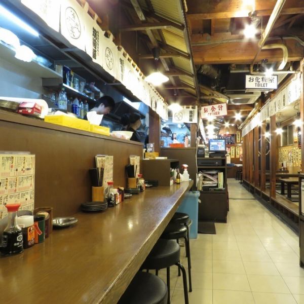 Showa retro atmosphere inside the store ♪ We also have counter seats, so you can drink alone when you return to work ♪ There is also a table seat for 2 people, so it is recommended for friends and couples.