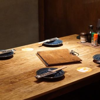 ▼ダウンライトが室内をやさしく照らし落ち着きのある空間を演出致します♪隣のお席との間仕切り有り！お席のご要望やご宴会に関するリクエストなど、お気軽にご相談ください◎大切な方と過ごす誕生日・記念日にはサプライズもスタッフ一同喜んでお手伝い致します！