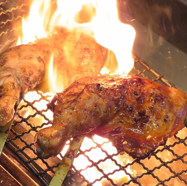 甘辛いタレで味付けされていて、表面はパリッと中はふっくら焼き上げた「山賊焼」！見た目以上に身はふわふわで力を入れなくても噛みちぎることができる人気の一品！酒好きにも酒の場好きにも嬉しい逸品が満載です！そのほか宴会に便利な飲み放題付きコースはご予算別にご用意。人数に合わせてご予約可◎