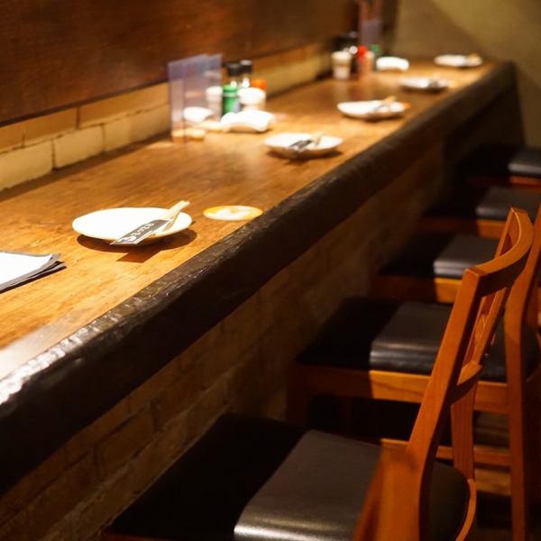 程よいサイズのお部屋は会社の宴会やパーティー、打ち上げなど様々な用途でしっかり充実した時間をサポートいたします！また壁一面が窓になっていますので久留米の夜景を見渡すことができます。宴会プランのご相談などお気軽にお電話ください。