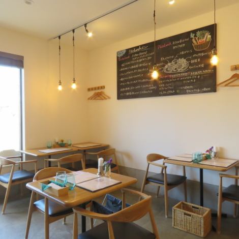 【明るい雰囲気の店内】ゆっくりとお食事を楽しめるテーブルのお席をご用意しております。テーブル席は4名様までご着席いただけます。女子会やランチにぴったりの居心地の良い空間で美味しい料理をお楽しみください。