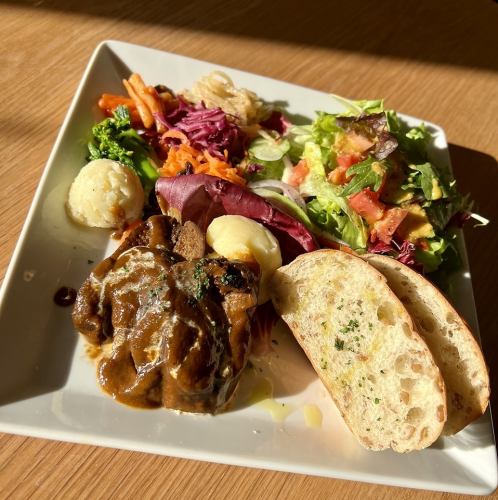 国産牛のハンバーグバジリコトマトソースライス付き