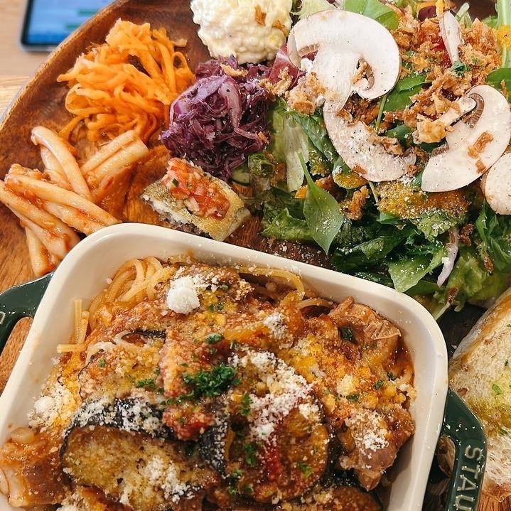 高坂駅から徒歩2分。地元の野菜を使ったプレートランチが楽しめます