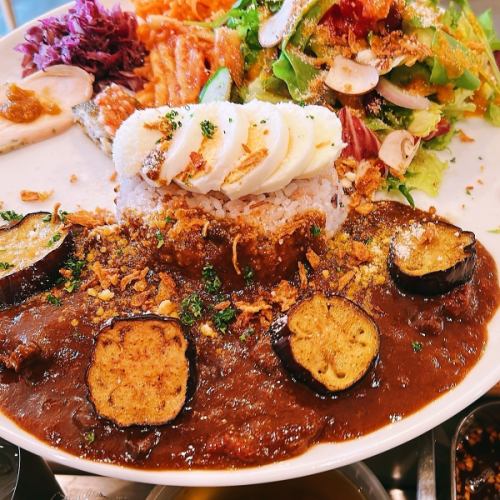 赤ワインでじっくり煮込んだ国産牛の欧風カレー　ライス付き
