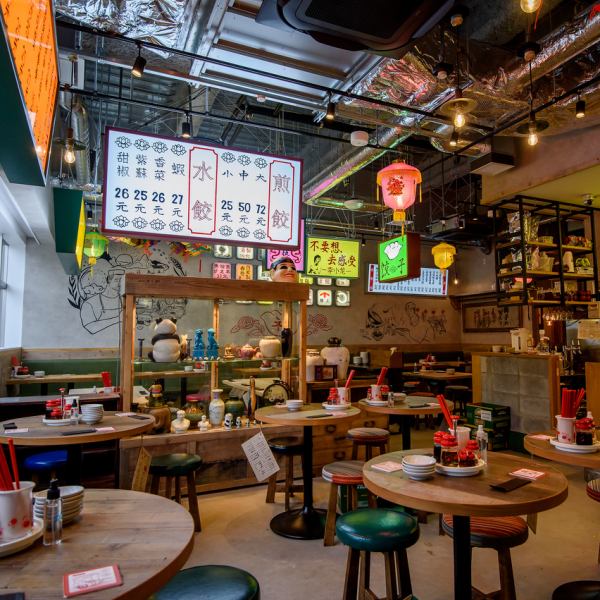 A 3-minute walk from Shinagawa Station! An Asian space that expands as soon as you enter the shop! You can feel as if you are lost in a Chinese food stall.We have table seats and private rooms.It's a space that's too good to be covered with delicious dumplings.