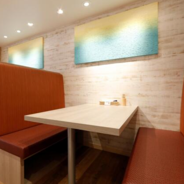 4名がゆったり座れるBOXシートを2つご用意しています。こちらの席は落ち着いた雰囲気を醸し出しており、友人や家族と特別な時間を過ごすのに最適な空間です。木の温もりを感じるインテリアなどの装飾が心地よい空間を演出いたします。プライベート感もありリラックスしてお食事をお楽しみできます。