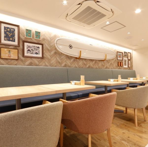 清潔感のあるお洒落な店内には、広々50席をご用意。女子会やママ会にも最適なBOX席に、大テーブルも完備。テラスは10席、ワンちゃんの同伴もOKです◎さらに毎月第3金曜日には、19:20～と20:20～の計2回『フラダンスショー』を開催！デートにもぴったり◎また土曜日のオープン前には、先生を呼んだヨガも行っております。