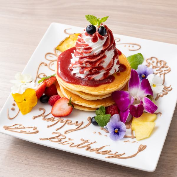 【誕生日・記念日に】アニバーサリーパンケーキにはゲストに特別なたメッセージを添えて♪