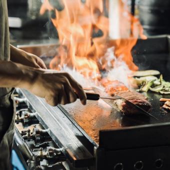 【カジュアル秋コース】国産牛炙りもつ鍋と鉄板肉料理を愉しむ【呑み放題付4400円税込】