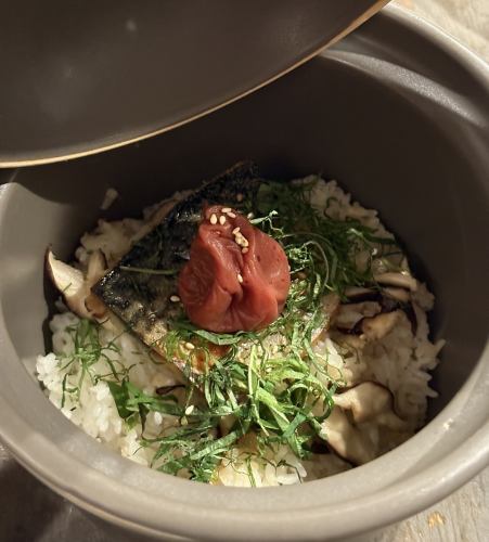焼鯖と椎茸、梅紫蘇の土鍋まぜご飯