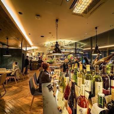 焼き鳥の概念を少し変える“串なしスタイル”。おしゃれな空間で、ワインや日本酒とも相性の良い一皿を。落ち着いた大人にフィットする居心地の良い酒場です