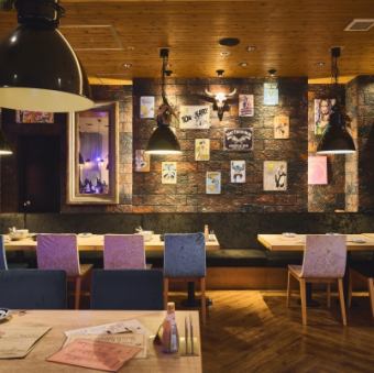 倉庫をイメージしたヴィンテージ感あふれる雰囲気の空間。グループや少人数でも利用しやすいお席です。壁側はつなげると12名～最大１６名様までおかけいただけます。