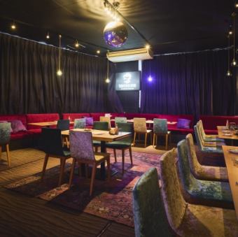 店舗の半分を扉で区切れる、フロア貸切が可能です◎30名～40名様での貸切がを承っております。夏はテラス席にもなる空間です。60名様以上で店舗貸切も承っておりますので、お気軽にお問合せ下さい。