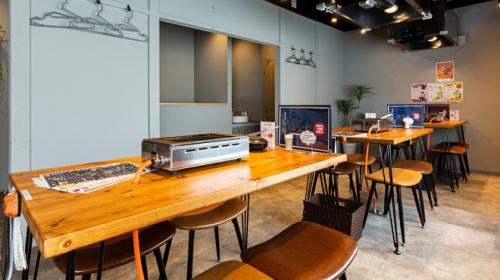 Enjoy delicious yakiniku at stylish table seats based on wood♪